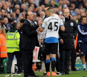 ŠOU TAJM: Kad Rafa Benitez u stilu Ronaldinja ‘proda’ dribling Mitroviću (VIDEO)