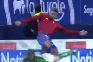 ŠTA REĆI SEM – SRAMNO: Brašanac dobio volej u telo od razjarenog napadača Osasune (VIDEO)