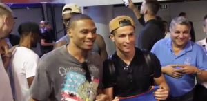 ‘PADOBRANAC’: Slikali su se Kristijano Ronaldo i Vestbruk, a u kadar im se ubacio ljubimac Grobara (FOTO)