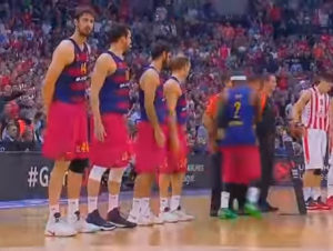 URNEBESNA FOTOGRAFIJA: Košarkaši Barse se vratili u Španiju, Tomić još uvek čeka da se završi himna Evrolige (FOTO)