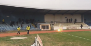 HAOS: Navijači Zemuna upali na stadion na Karaburmi i tukli navijače OFK Beograda (VIDEO)