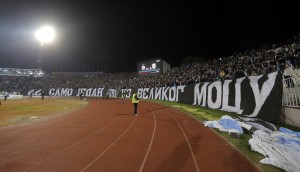 DA SE SPEKTAKL PRODUŽI: Grobari i Paokari prekinuli utakmicu, bilo i uletanja na teren (VIDEO)