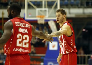 JE L’ OVO TEO U DRESU ZVEZDE: Holanđanin je posle finte pleja crveno-belih ‘naučio da leti‘ (VIDEO)