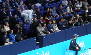 SKANDAL: Huligan pokušao da prekine meč Đokovića, a umesto u zatvoru završio na Jutjubu sa ‘izmetom’u rukama (VIDEO)