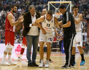 DO SADA NEVIĐENO U DERBIJU: Navijači Zvezde aplauzom ispratili povređenog igrača Partizana (VIDEO)