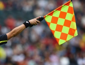 NE MEŠA POSAO I LJUBAV: On je zaprosio, ona mu dva puta svirala ofsajd! (FOTO)