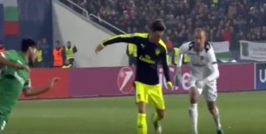 OVO JOŠ NISMO VIDELI: Lobovao golmana, pa pobacao odbranu za jedan od najlepših golova u LŠ! (VIDEO)