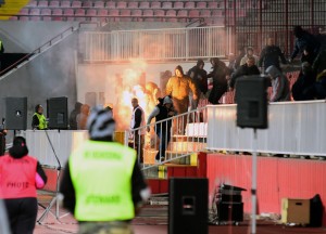 NAJAVA PRED DERBI U NS: Firma prikazala snimak na kom su Grobari zapalili njenog navijača i nešto im poručili (VIDEO)