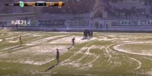 ŠOU U MAKEDONSKOM DERBIJU: Prekinite utakmicu, sudija je dobio ledenicu u glavu! (VIDEO)