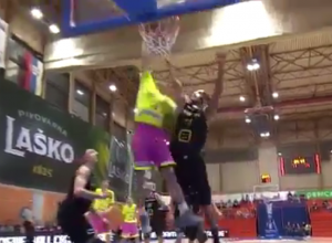 KAD JARAMAZ POLETI: Brutalno zakucavanje velikog talenta srpske košarke (VIDEO)
