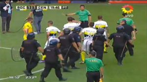 PAKAO ‘BOMBONJERE’: Karlos Tevez na ivici nervnog sloma, policija na terenu! (VIDEO)