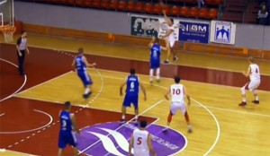 NESTVARNA TROJKA SRPSKOG KOŠARKAŠA: Ovaj koš preti da obiđe svet! (VIDEO)