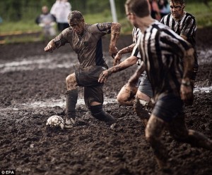 FENOMENALNO: Sjajna tradicija u srpskom fudbalu koja će vas sigurno nasmejati do suza (VIDEO)
