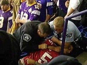 A KAŽU DA SU TAMO TRIBINE BEZBEDNE: Navijač u Americi umro nakon tuče na utakmici (VIDEO)