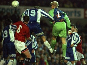 VREMEPLOV: Najveća bruka Junajteda u istoriji, ali se ‘Teatar snova’ divio golu Pitera Šmajhela (VIDEO)