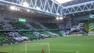 LEPŠA STRANA SPORTA: Policija uhapsila navijače, a oni zapevali jednu od najlepših pesama ikada! (VIDEO)