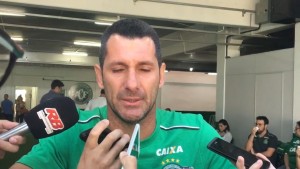 SRCEPARAJUĆE: Legendarni golman Šapekoensea uplakan saopštio odluku koja će vas dirnuti u srce (VIDEO)