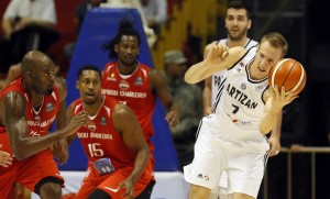 NIJE DOBRO POČELO: Luković zakucava i blokira, ali je jedan igrač ubacio 15 poena Partizanu (VIDEO)