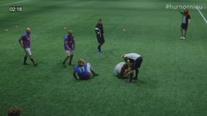 GENIJALAN ‘EKSPERIMENT’: Pili su dok nisu došli do nivoa od jednog promila i onda su uzeli da ‘pikaju’ fudbal (VIDEO)