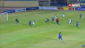 I TO SE DOGODILO: Gol na fudbalskom meču postigao je – sudija! (VIDEO)