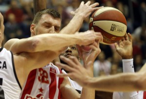 TROJKE, ZAKUCAVANJA I BLOKADE: Ovu su najlepši potezi koji su obeležili ‘večiti derbi’ (VIDEO)