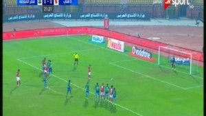 NAJGLUPLJI PENAL U ISTORIJI FUDBALA: Kad sudijina glupost odluči derbi i pitanje šampiona države (VIDEO)