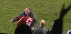 SAM PROTIV SVIH: Bamba poludeo, napao sudiju, fizički nasrnuo na četvrtog arbitra, pa udario svog trenera (VIDEO)