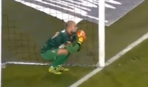 OKRUGLA I NEMA DRŠKU: Bivši golman Vojvodine se propisno obrukao, čučnuo i skoro pa zaplakao (VIDEO)