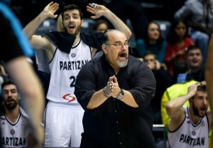 PRŠTALO NA KLUPI PARTIZANA: Džikić besneo na tajm-autu! Kritike za ‘Novicu ubicu’ (VIDEO)