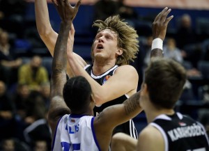 TEŠKA BORBA: Čalma oko glave Robinsona sve govori (FOTO)