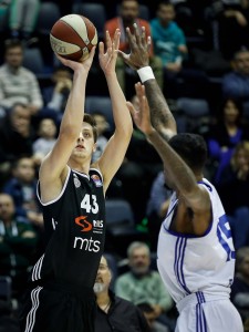 OVO JE BOLELO: Karahodžiću stradala arkada posle duela sa PAOK-ovim Amerikancem (VIDEO)