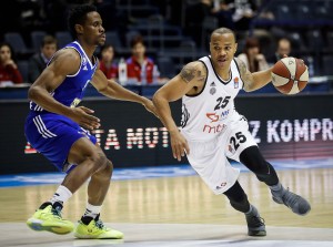 VEĆ IMAMO POTEZ KOLA: Monstruozno zakucavanje Klofa pored Kabe, koje će sigurno naći mesto među potezima sezone! (VIDEO)