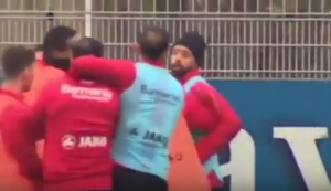 BIĆE IM POTREBNI LEKOVI: Tuča dvojice ‘farmaceuta’, pometnja na treningu Leverkuzena! (VIDEO)