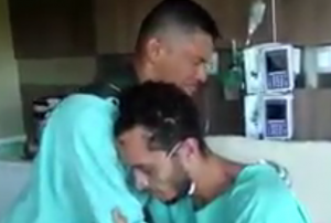 SRCE DA PUKNE OD EMOCIJA: Prvi susret preživelog igrača Šapekoensea sa policajcem koji ga je spasao (VIDEO)