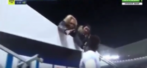 POTPUNO ODLEPIO: Otkačeni Baloteli dao devojkama dres, pa udario kamermana! (VIDEO)