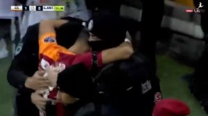 NEVIĐENO DO SADA: Dao gol i proslavio ga sa policajcima (FOTO) (VIDEO)