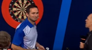 BOLJE DA SE DRŽAO LOPTE: Lampard se propisno osramotio na pikado takmičenju (VIDEO)