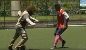 PROSJAK NA TERENČETU: Falkao se maskirao i ponizio lokalne fudbalere (VIDEO)