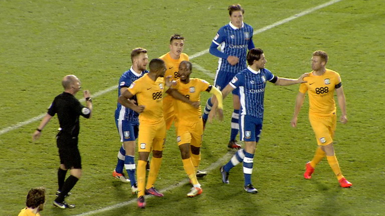 KAD SE SAIGRAČI POBIJU: Haos u Engleskoj (VIDEO)