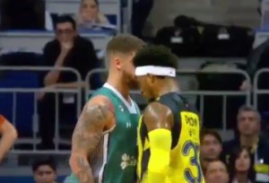 EVROLIGAŠKA ‘TUČA‘: Amerikanac nasrnuo na zemljaka (VIDEO)