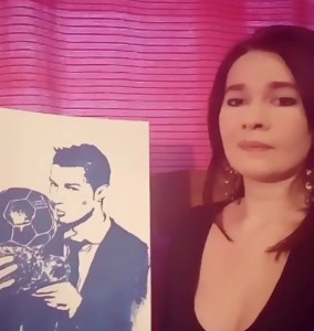 RONALDO ZAPANJEN: Ruska slikarka ga naslikala grudima! (VIDEO) (FOTO)