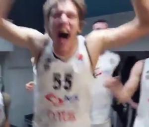 TRESE SE SVLAČIONICA: Veliko slavlje košarkaša Partizana u Zagrebu (VIDEO)