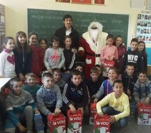 ODLIKA VELIKIH: Bivši as Partizana i Sitija posetio školu u rodnom Mojkovcu i podelio paketiće (VIDEO)