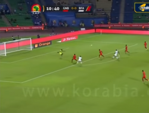 ‘KOMUNIKACIJA’ NA NIVOU: ‘Poginu’ čovek da ispravi grešku saigrača, a na kraju je napravio da ovaj gol bude još čudniji (VIDEO)