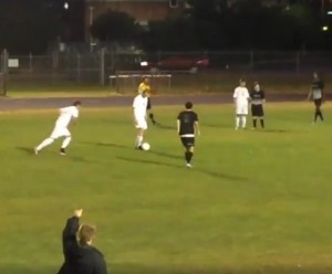 LUDAČKI: Fantastična akcija iz slobodnog udarca i golčina za ekstazu na tribinama (VIDEO)