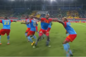 URNEBESNO: Ples fudbalera DR Konga posle gola, pomoćni sudija je morao u ‘povlačenje’ (VIDEO)