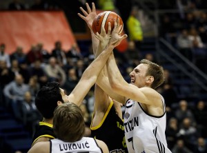 KAD JE POTREBNO TU JE LUKOVIĆ: Centar Partizana ‘iščupao’ obruč (VIDEO)