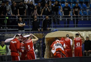 REAKCIJE NAKON DANAŠNJEG SKANDALA: Ovako je internet propratio napuštanje terena košarkaša iz Železnika (FOTO)