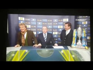 ŠOU NA ŽREBU KUPA ŠKOTSKE: Pijani roker izvlačio kuglice i zabavio široke narodne mase! (VIDEO)