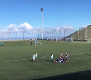 PRAVA ESENCIJA FUDBALA: Klinac je dao sjajan gol iz slobodnjaka, a ovakav potez rivala još nije viđen! (VIDEO)